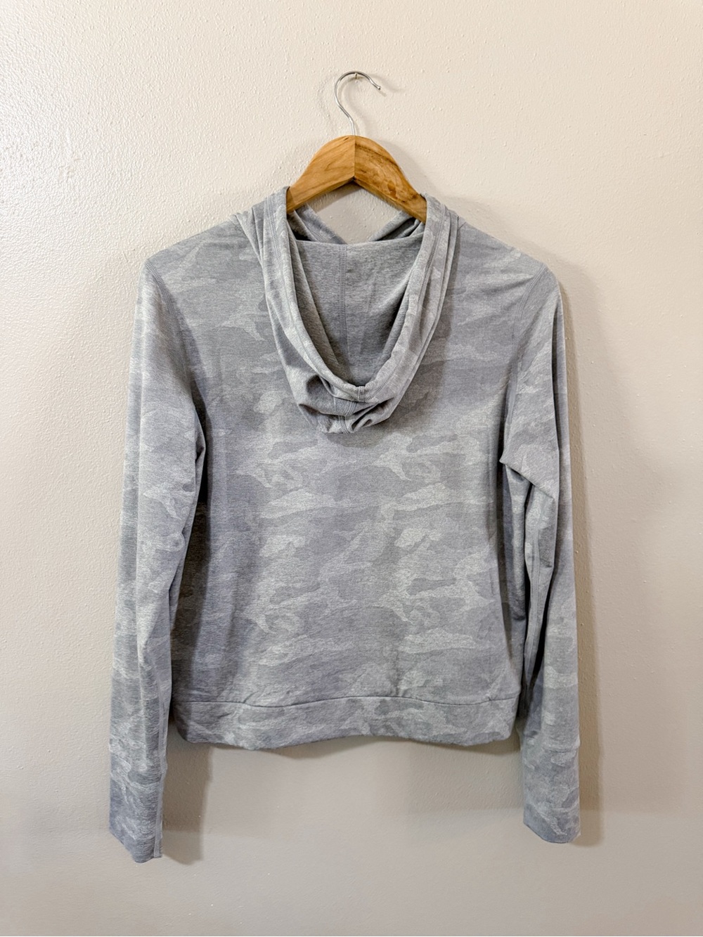 Vuori | Like New Halo Essential Pale Heather Camo Hoodie - Picture 4 of 9